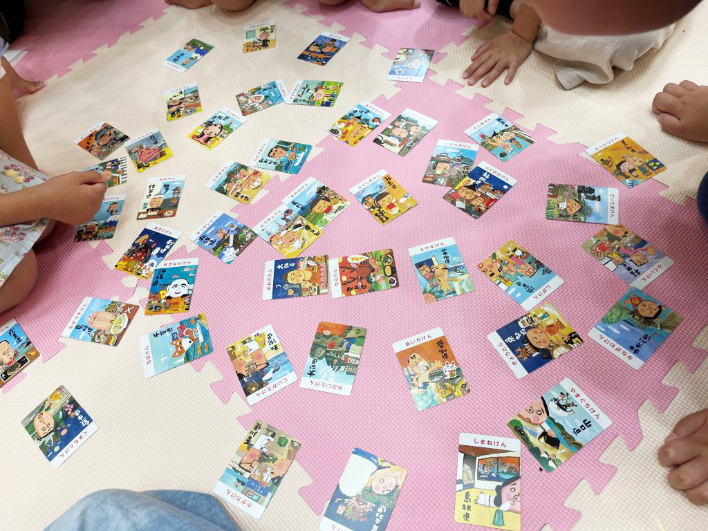 「るるぶだじゃれ日本一周かるた」で遊ぶ様子