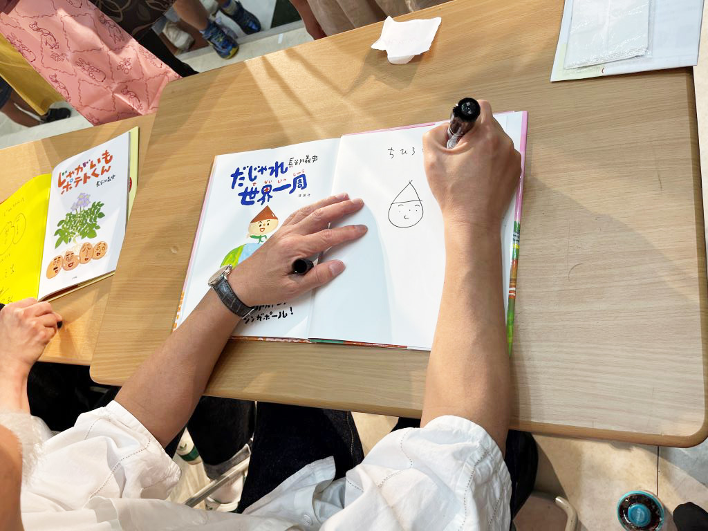 購入者限定サイン会の様子/長谷川義史さんの「絵本ライブ」