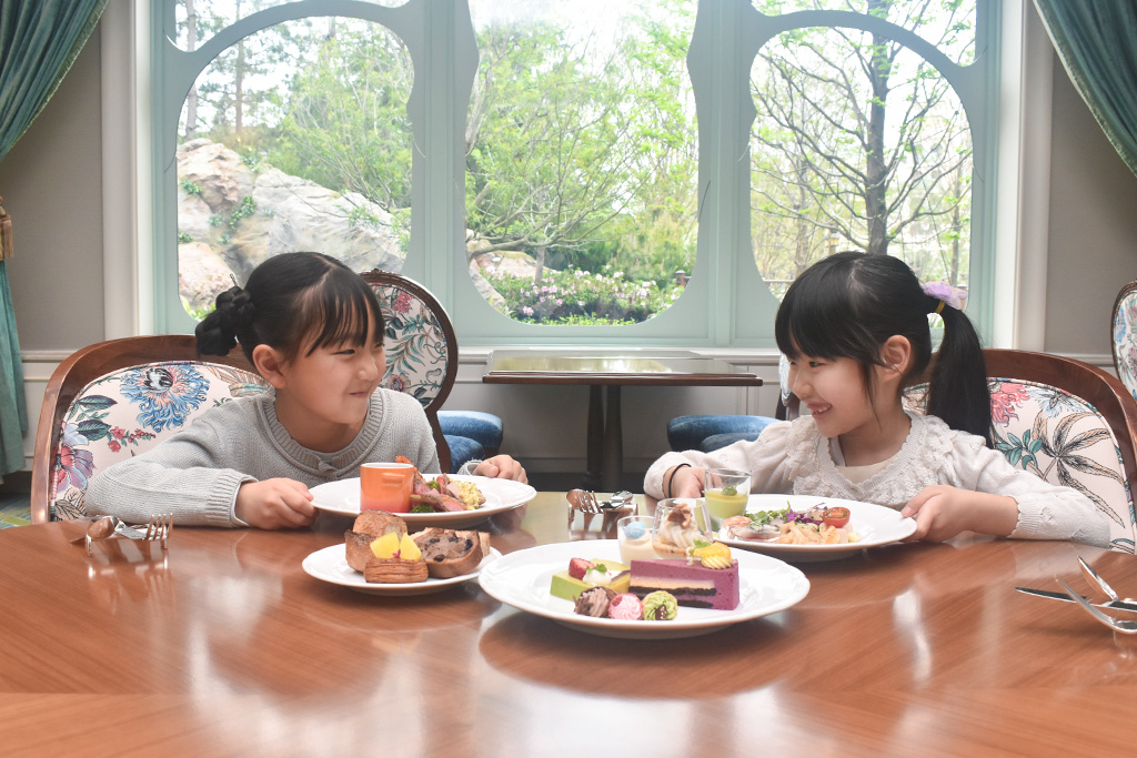 レストランでブッフェを堪能する子どもたち/ファンタジーシャトー