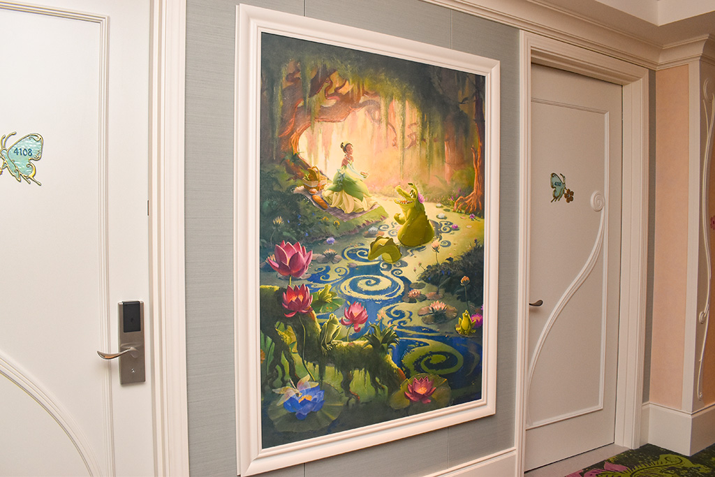 客室前の通路にある映画『プリンセスと魔法のキス』の絵/ファンタジーシャトー