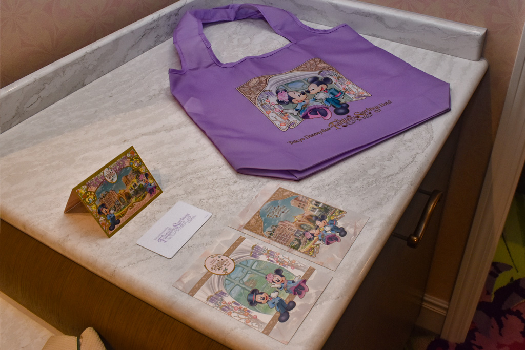 藤色のエコバッグ、キーブックレット、2種類のポストカード/ファンタジーシャトー