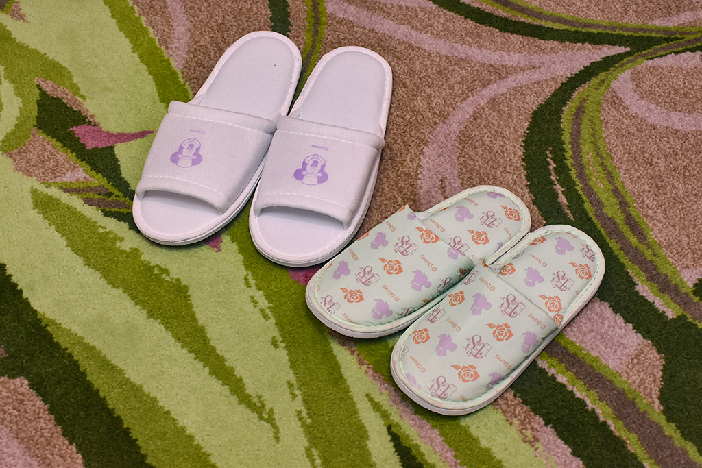 大人用スリッパと子ども用スリッパ/ファンタジーシャトー