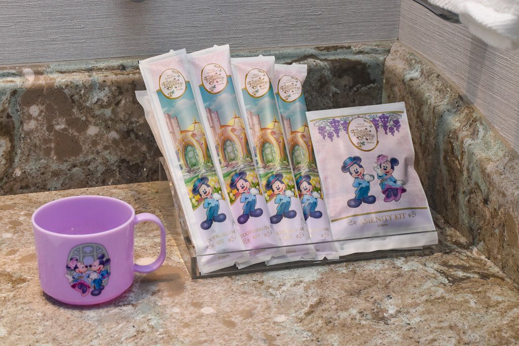 洗面台にはコップ、歯ブラシ、アメニティキットなど/ファンタジーシャトー