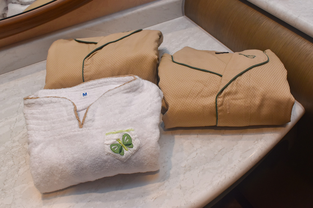 大人用のパジャマと子ども用パジャマ/ファンタジーシャトー