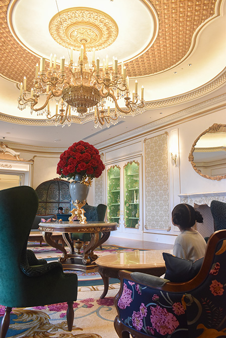 グランドシャトー・ラウンジのシャンデリアと赤いバラ