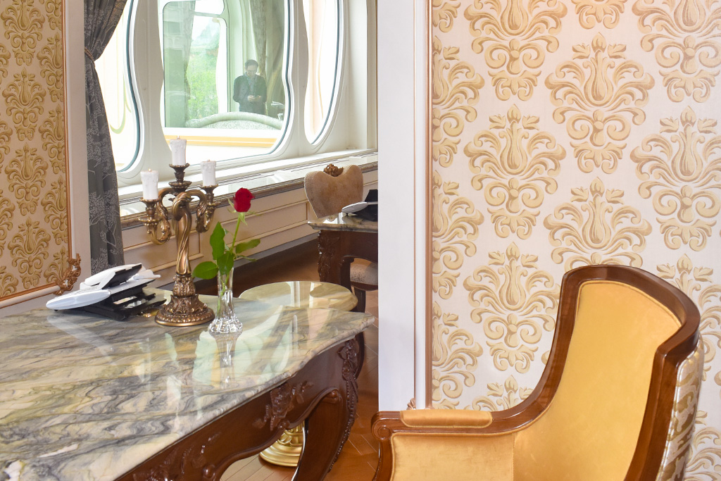 レセプションには『美女と野獣』を思わせるロウソクと燭台、赤いバラの置物/グランドシャトー