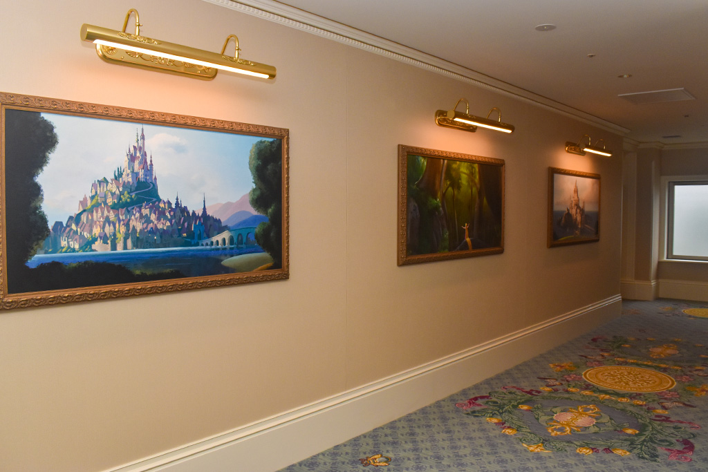 グランドシャトーの通路に並ぶ絵画/ファンタジースプリングスホテル