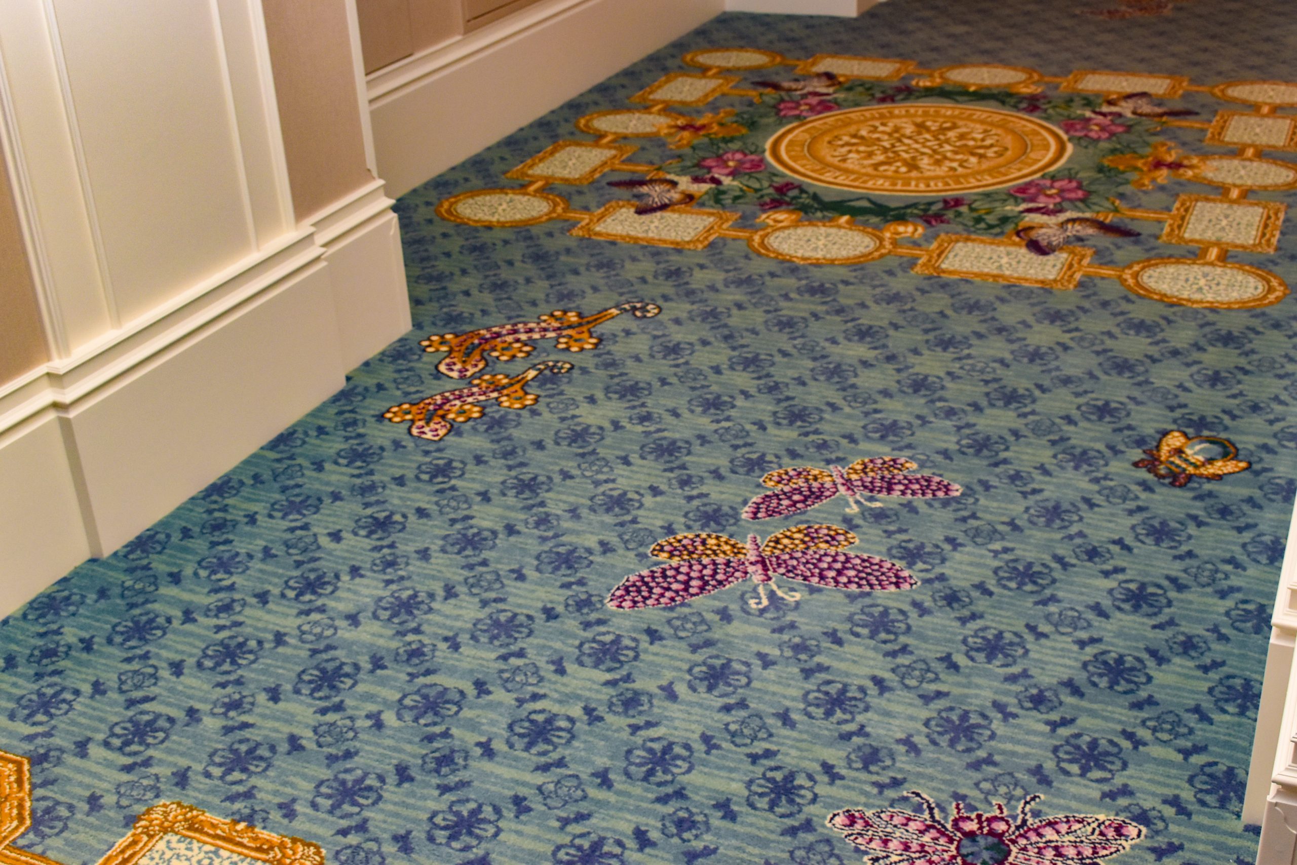 床の絨毯にはビジューの生き物たち/グランドシャトー