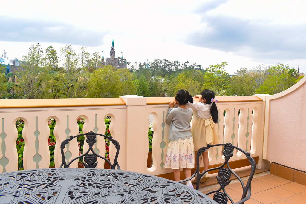 テラスからアレンデール城を眺める子どもたち/グランドシャトー