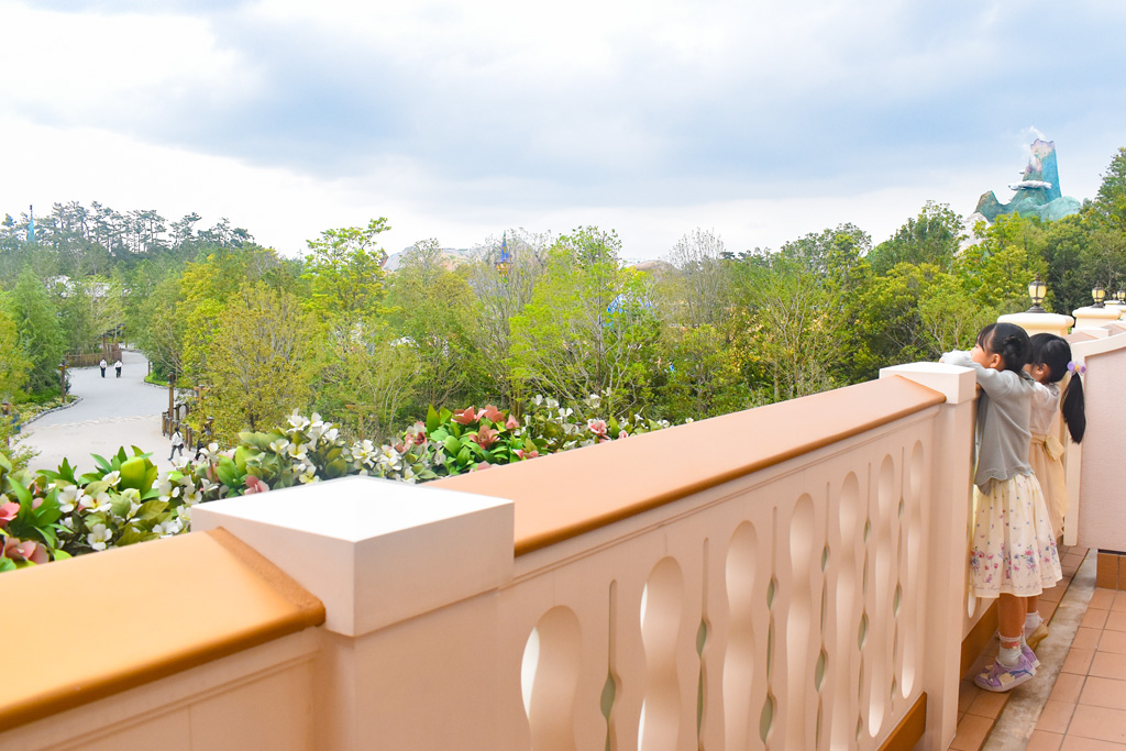 ネバーランドの山やラプンツェルの塔が見えるテラス/グランドシャトー