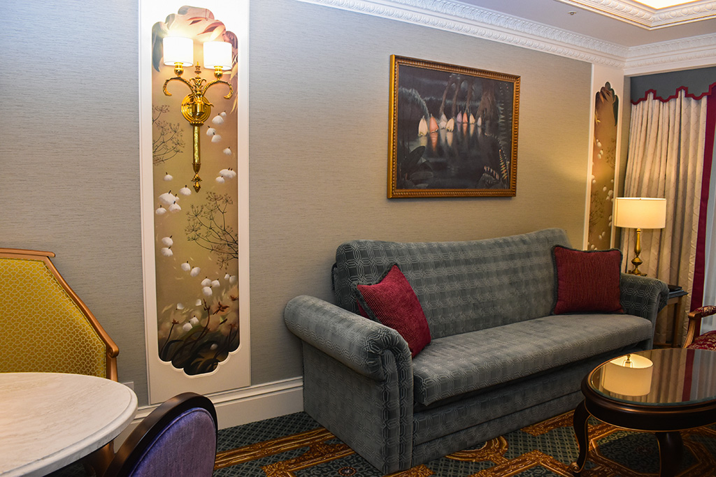 リビングの壁には、映画ファンタジアの花の妖精たちをイメージした絵画や装飾/グランドシャトー