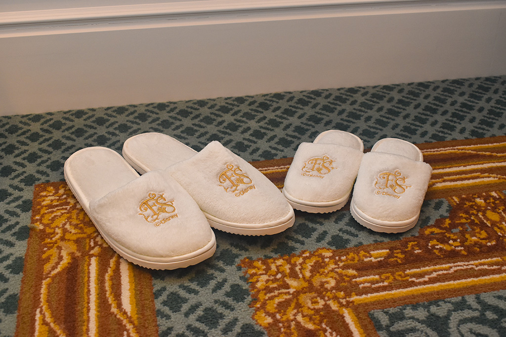 ホテルロゴが入ったふかふかのスリッパ/グランドシャトー