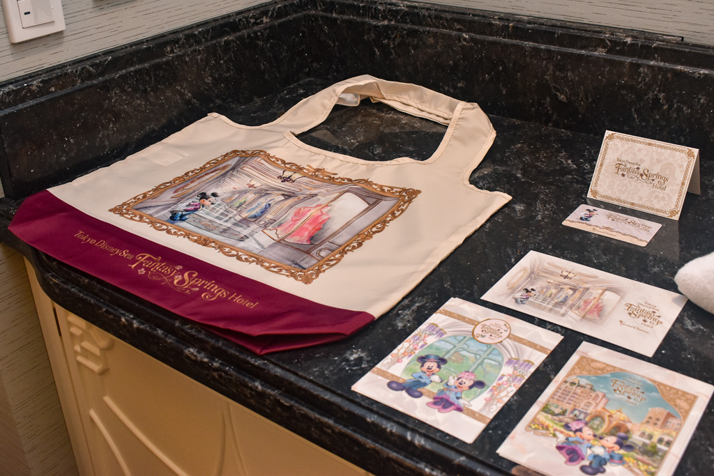 エコバッグやキーブックレット、3種類のポストカード/グランドシャトー