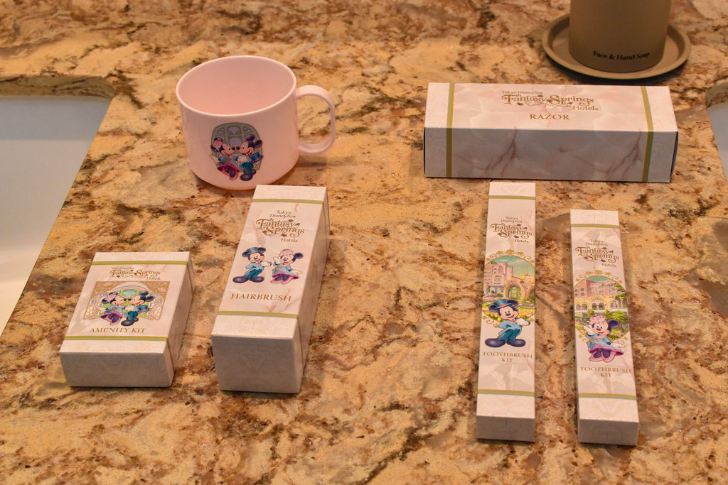 洗面台にあるマグカップやヘアブラシ、歯ブラシなどのアメニティー/グランドシャトー