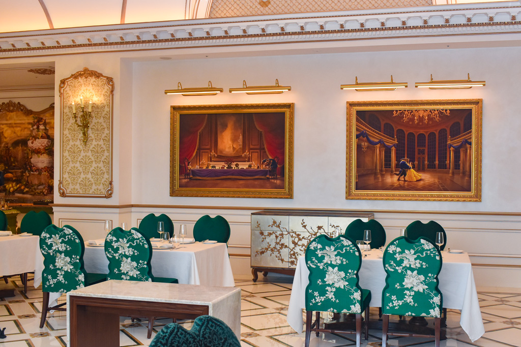 ラ・リベリュールの店内には美女と野獣の絵画も/グランドシャトー