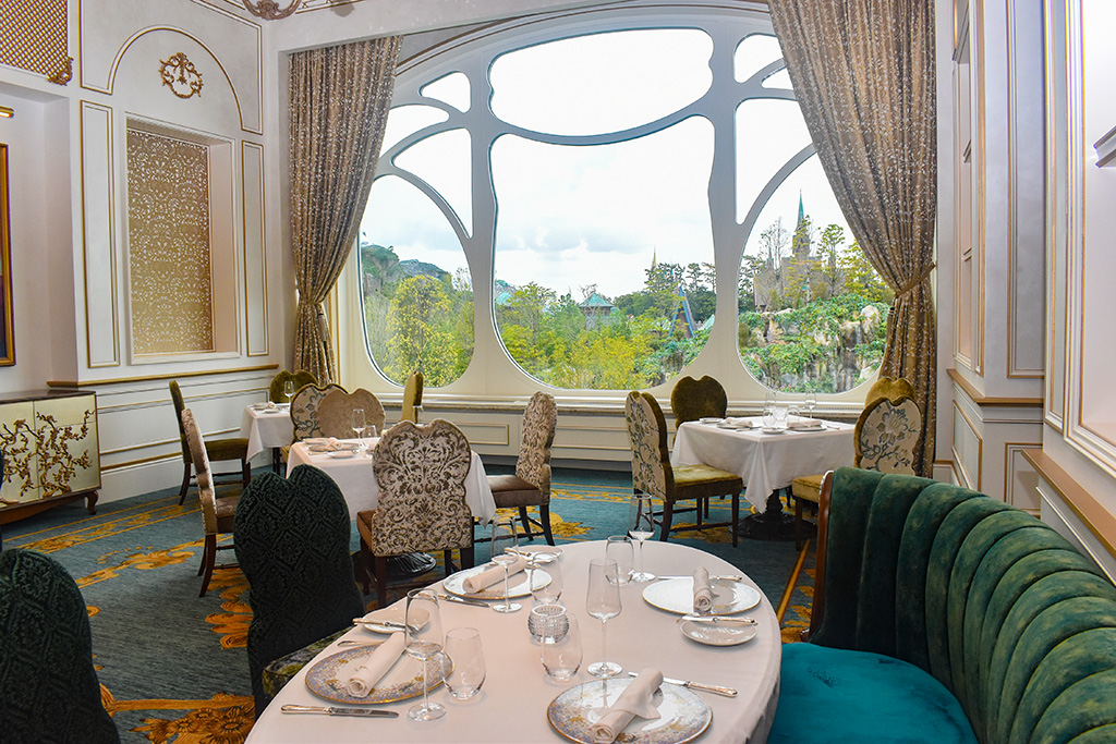 ラ・リベリュールの内装と窓から見えるファンタジースプリングス/グランドシャトー