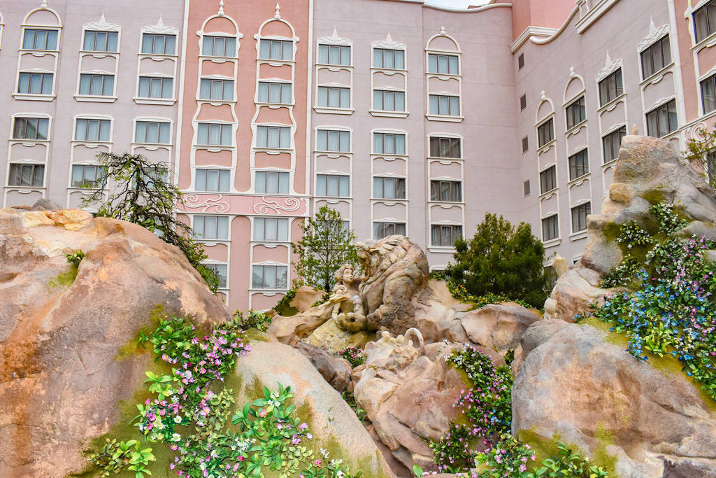 美女と野獣を岩で表現した魔法の泉/ファンタジースプリングスホテル