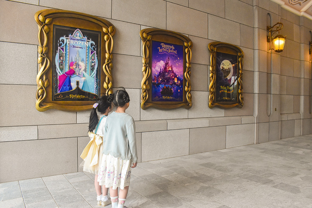 ファンタジースプリングス・エントランスからパークに入場する子どもたち