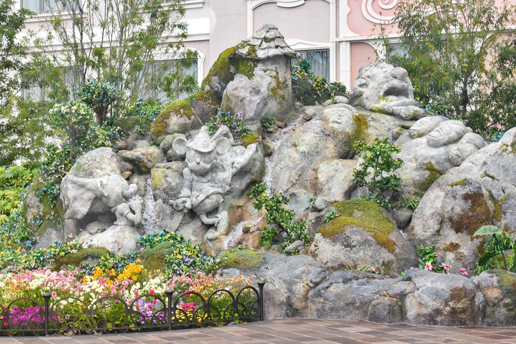 ミッキーとミニーが岩で表現された魔法の泉/ファンタジースプリングスホテル