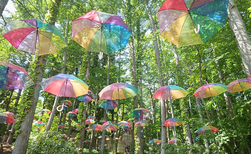 群馬・ロックハート城で「レインボーアンブレラスカイ」開催 雨季を