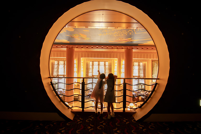 2階通路からロビーを眺める子どもたち/ディズニーアンバサダーホテル