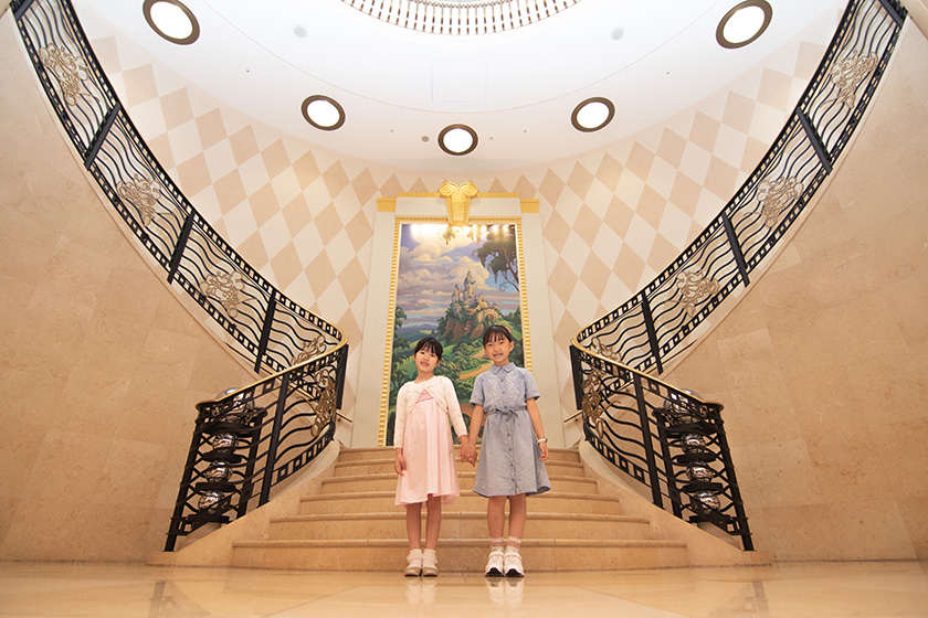 お城の絵が飾られた大階段/ディズニーアンバサダーホテル