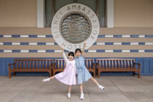 外観のエンブレムと記念撮影/ディズニーアンバサダーホテル