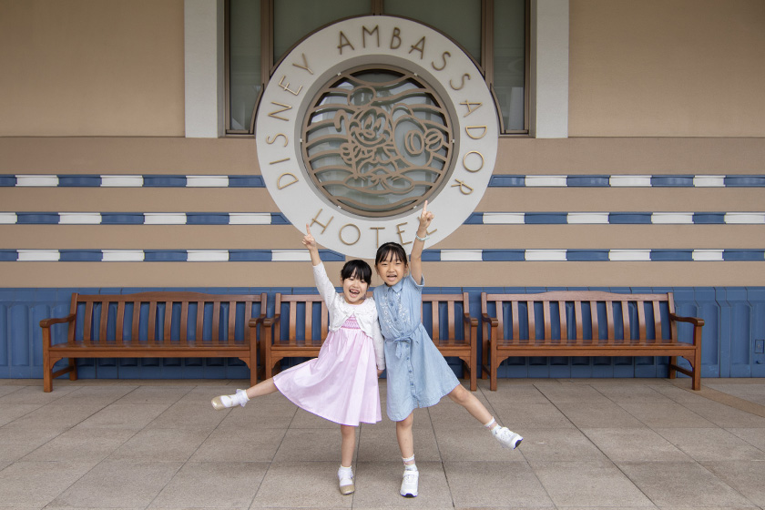 外観のエンブレムと記念撮影/ディズニーアンバサダーホテル