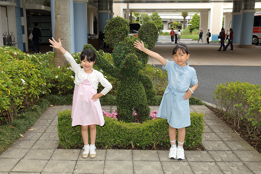 ミッキーマウスのトピアリーと記念撮影/ディズニーアンバサダーホテル
