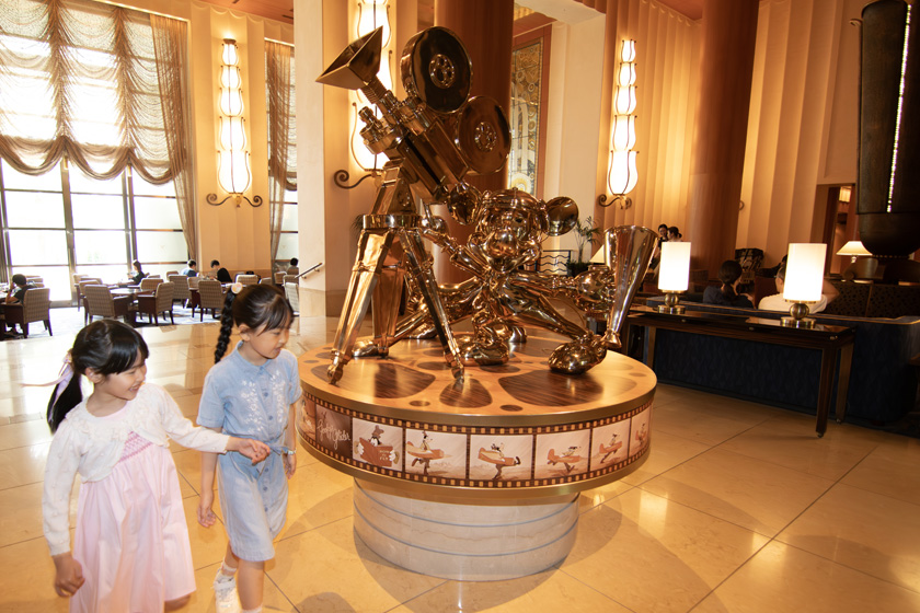 映画監督に扮したミッキーと撮影機材の像/ディズニーアンバサダーホテル