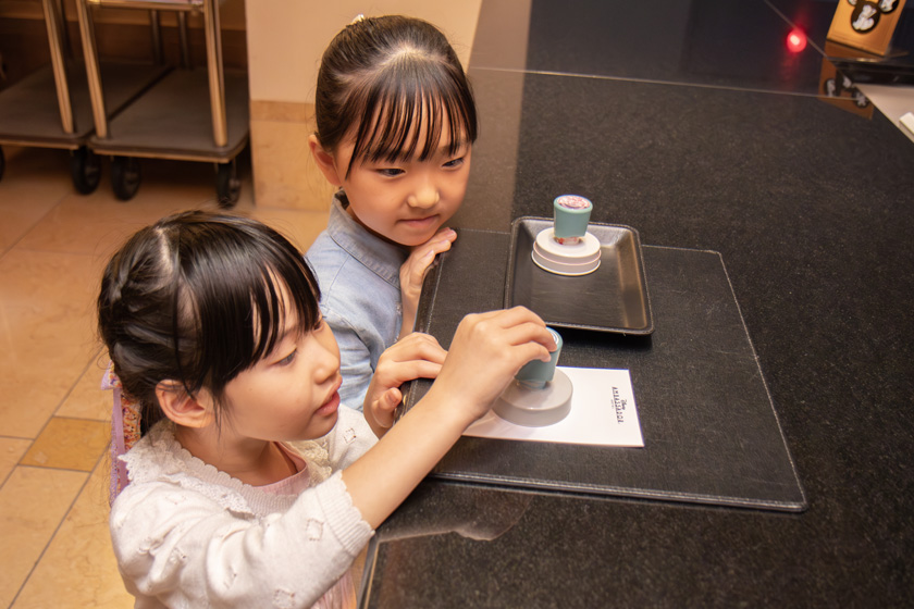 宿泊記念のスタンプを押印/ディズニーアンバサダーホテル