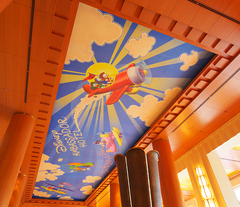 ロビーの天井を飛び回るディズニーの仲間たち/ディズニーアンバサダーホテル