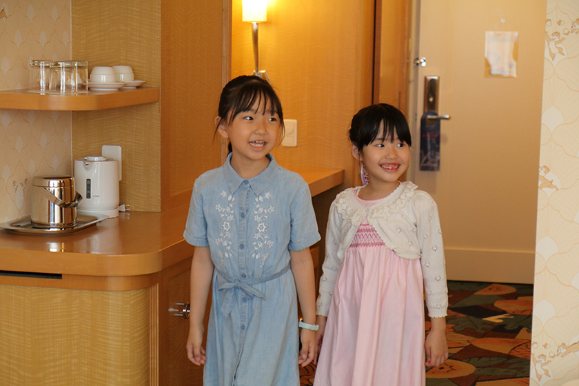 チップとデールルームに喜ぶ子どもたち/ディズニーアンバサダーホテル