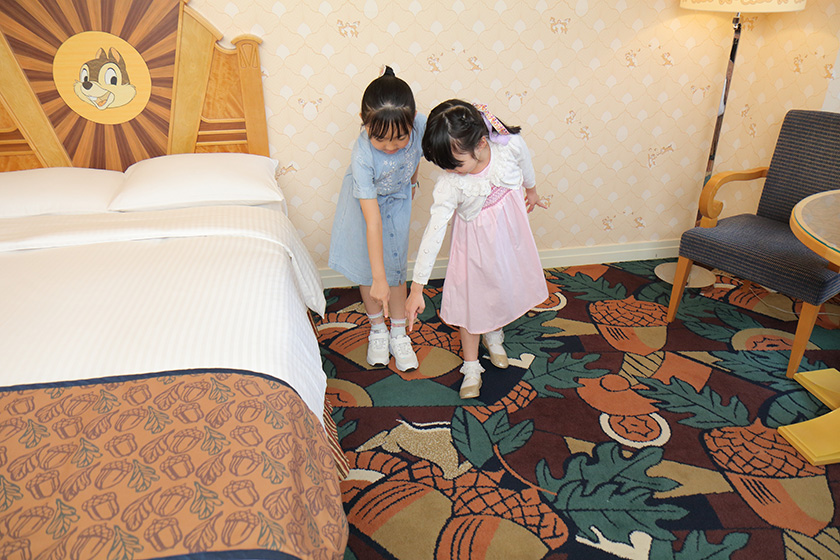 床のカーペットには葉っぱやドングリの間に背中が/ディズニーアンバサダーホテル