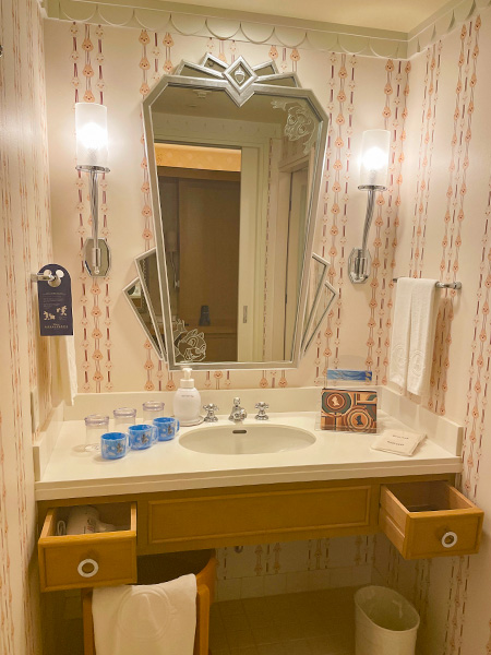 洗面台の鏡にもチップとデール/ディズニーアンバサダーホテル