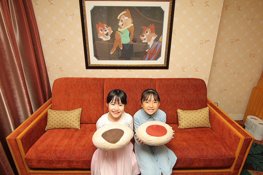 ソファーにはチップとデールの鼻をイメージしたクッション/ディズニーアンバサダーホテル
