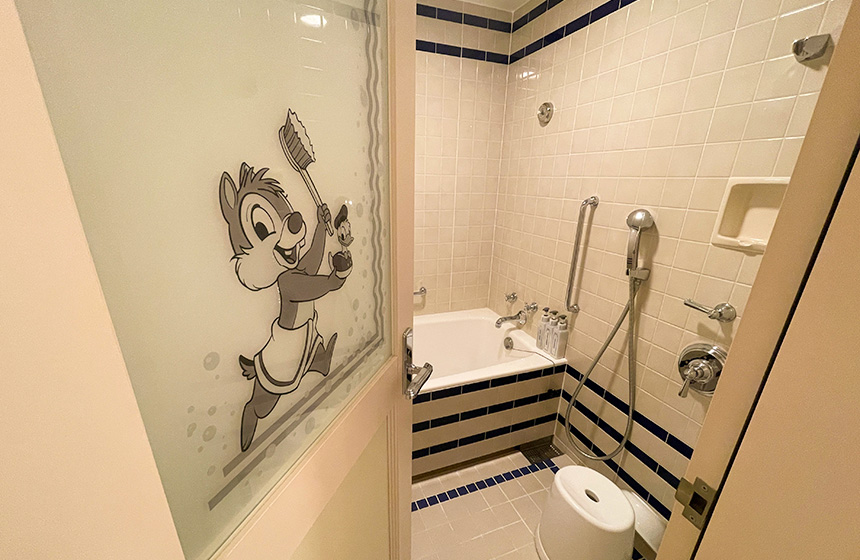 洗い場付きバスルームの扉にはデール/ディズニーアンバサダーホテル