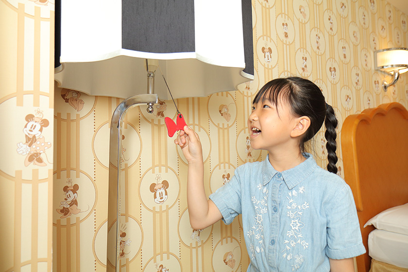 ランプシェードにも赤いリボン//ディズニーアンバサダーホテル