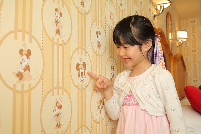 壁紙にもミニーマウスがいっぱいの部屋/ディズニーアンバサダーホテル