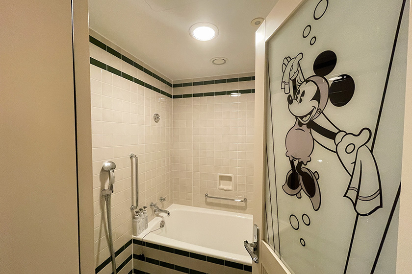 洗い場付きバスルームの扉にもミニーマウスが/ディズニーアンバサダーホテル