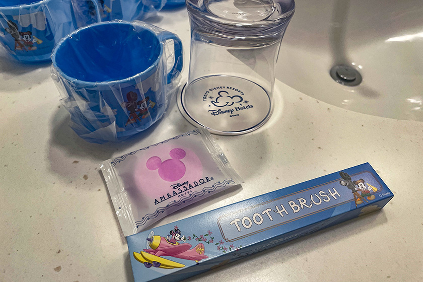 マグカップや歯ブラシ、入浴剤などのアメニティ/ディズニーアンバサダーホテル