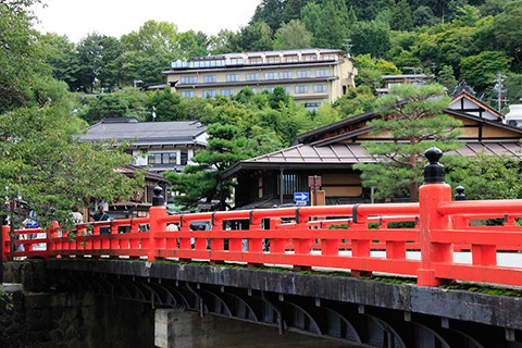 高山の人気スポット・赤い中橋/飛騨高山温泉 宝生閣（岐阜県／高山市）