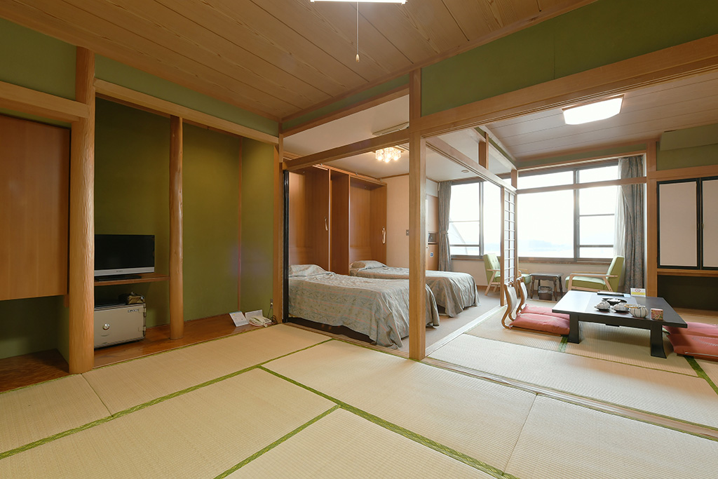 レイクビューでゆったりと過ごせる客室/ホテル湖龍（山梨県／富士河口湖）