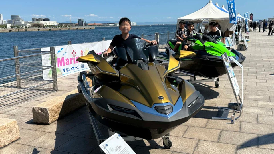 水上オートバイで記念撮影の様子/マリンカーニバル神戸2024（兵庫県/神戸市）