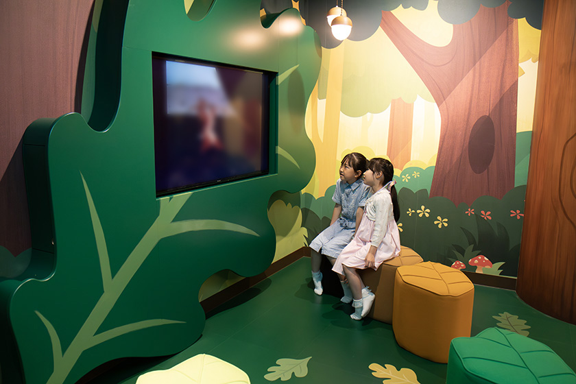 チップとデールのアニメーションを見る子どもたち/チップとデールのプレイグラウンド