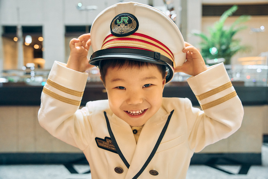 「JR東日本駅長制服」を着て記念撮影の様子/ホテルメトロポリタン 丸の内(東京都/千代田区)