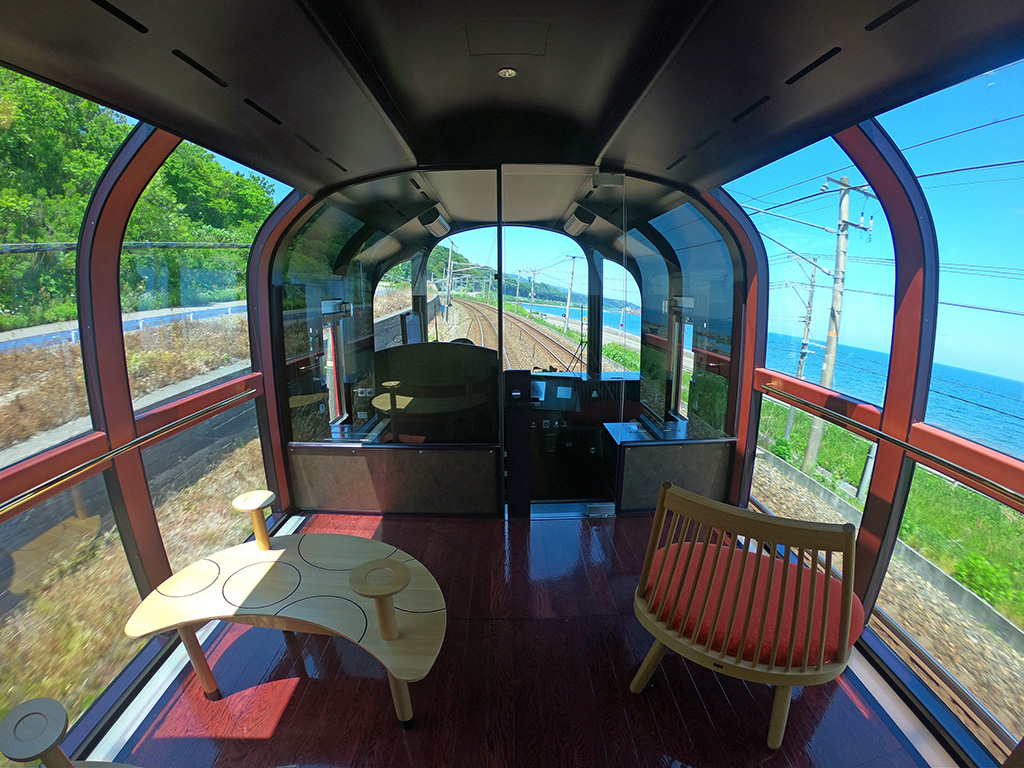 2号車のハイデッキ/えちごトキめきリゾート雪月花（えちごトキめき鉄道：上越妙高～糸魚川）
