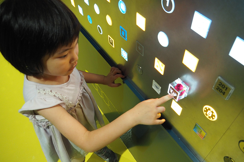 色や形も様々なボタンを押す子ども/OSEBA（東京都八王子市）