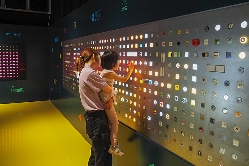 子どもを抱っこして高いところのボタンも押させてあげて/OSEBA（東京都八王子市）