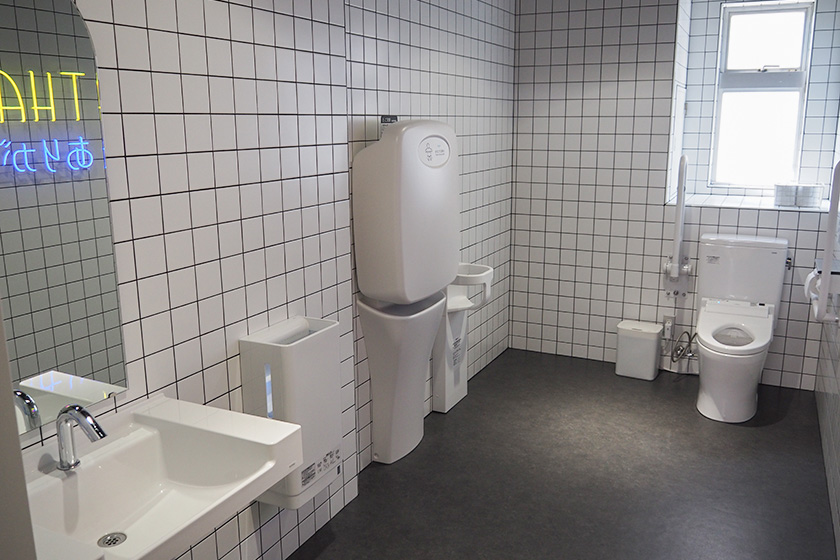おむつ交換台もある広いトイレ/OSEBA（東京都八王子市）